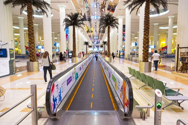 Wnętrze terminalu 3 na międzynarodowe lotnisko w Dubaju — Zdjęcie stockowe