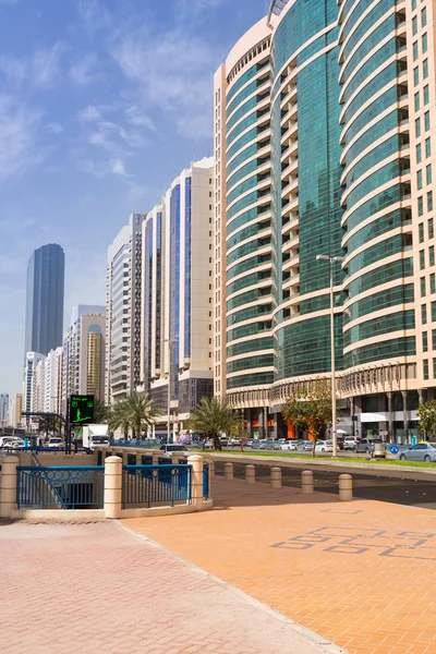 Straßen von abu dhabi, uae — Stockfoto