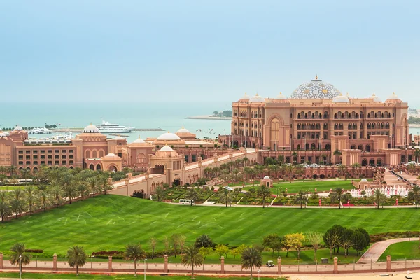 Emirates Palace y jardines en Abu Dhabi — Foto de Stock