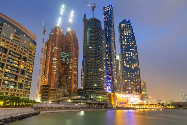 Wolkenkrabbers van abu dhabi's nachts — Stockfoto