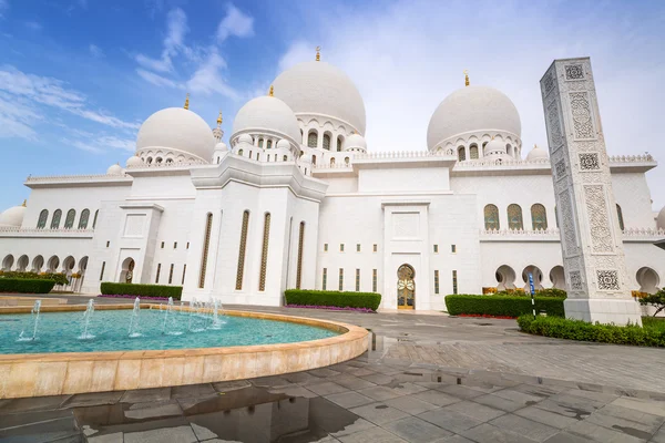 Große Scheich-Zayed-Moschee in Abu Dhabi — Stockfoto