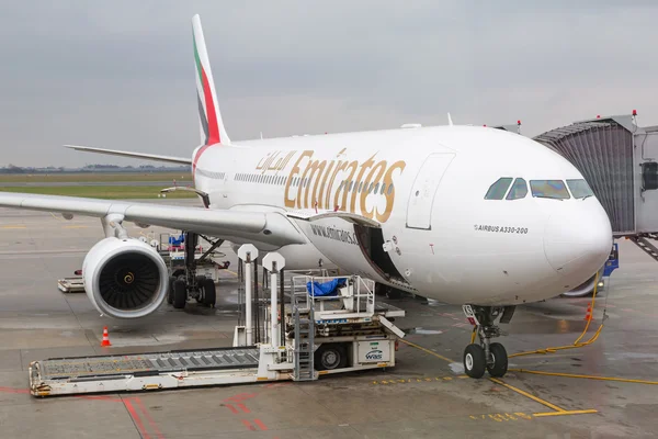 Emiraten vliegtuig op de luchthaven van chopin in Warschau — Stockfoto