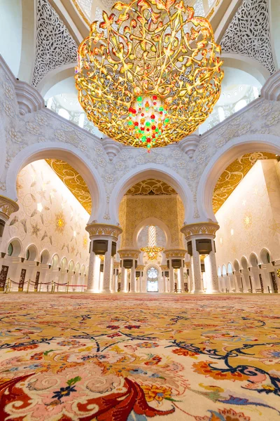 Interior of Sheikh Zayed Grand Mosque in Abu Dhabi — Stock Photo, Image