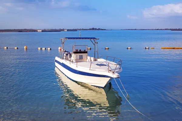 Barca bianca sulla costa del Golfo Persico — Foto Stock