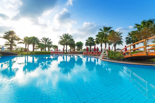 Nascer do sol na piscina tropical — Fotografia de Stock