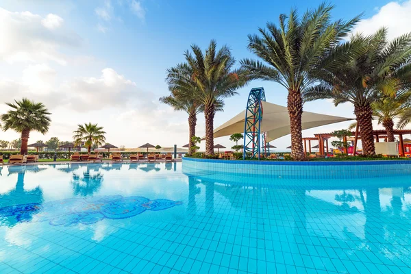 Salida del sol en la piscina tropical — Foto de Stock