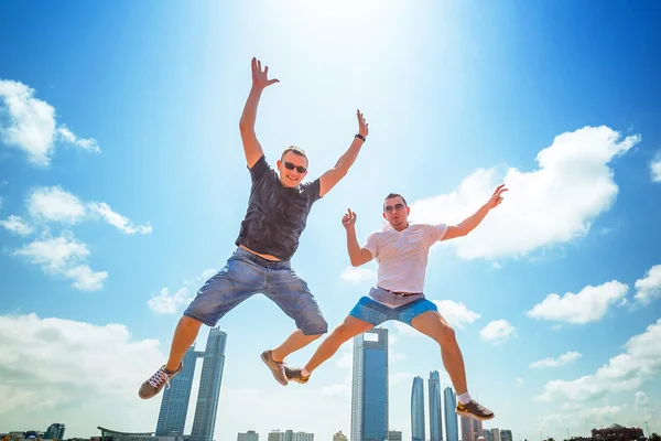 Salto de felicidade em férias — Fotografia de Stock