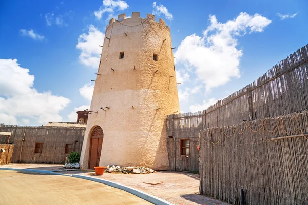 Oude toren in de jachthaven van abu dhabi — Stockfoto