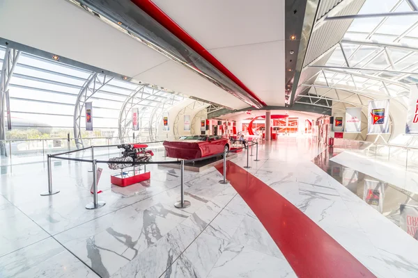 Ferrari world på yas island i abu dhabi — Stockfoto