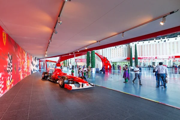 Ferrari welt auf yas insel in abu dhabi — Stockfoto