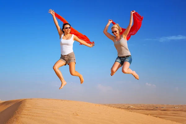 Mujeres felices saltando en el desiertoszczęśliwe kobiety skoki na pustyni — Zdjęcie stockowe