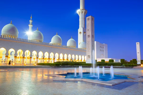 Grande Mesquita em Abu Dhabi à noite — Fotografia de Stock