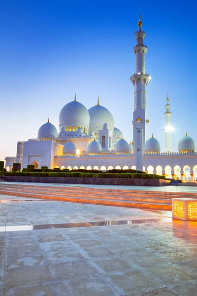 Grande mosquée à Abu Dhabi la nuit — Photo