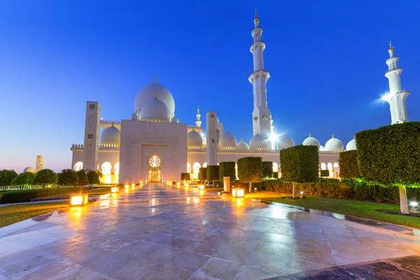 Grand Mosque in Abu Dhabi at night — Stock Photo, Image