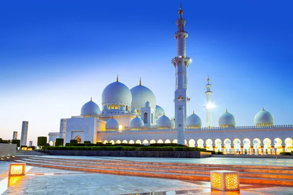 Grande Mesquita em Abu Dhabi à noite — Fotografia de Stock