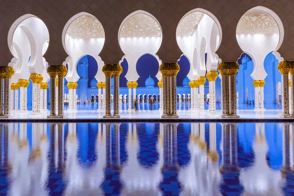 Columns of Grand Mosque in Abu Dhabi — Stock Photo, Image