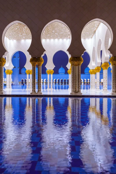 Columns of Grand Mosque in Abu Dhabi — Stock Photo, Image