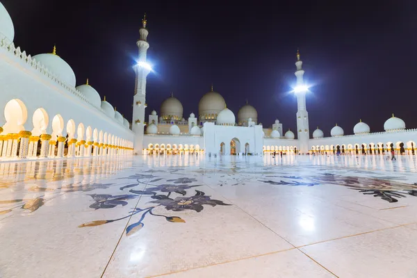 Мечеть в Абу-Дабі вночі — стокове фото