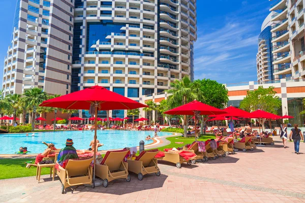 Tropical swimming pool in Abu Dhabi — Stock Photo, Image