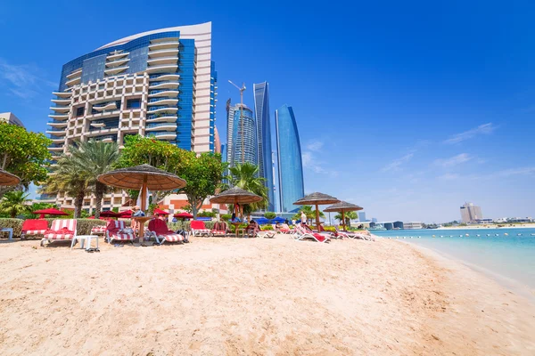 Vakantie op het strand in abu dhabi — Stockfoto