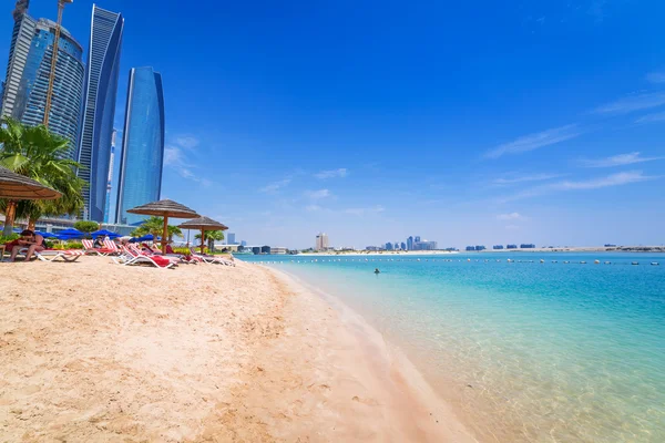 Férias na praia em Abu Dhabi — Fotografia de Stock