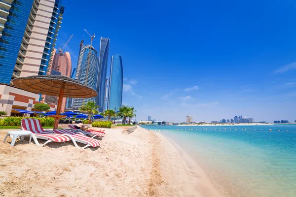 Holidays on the tropical beach in Abu Dhabi — Stock Photo, Image