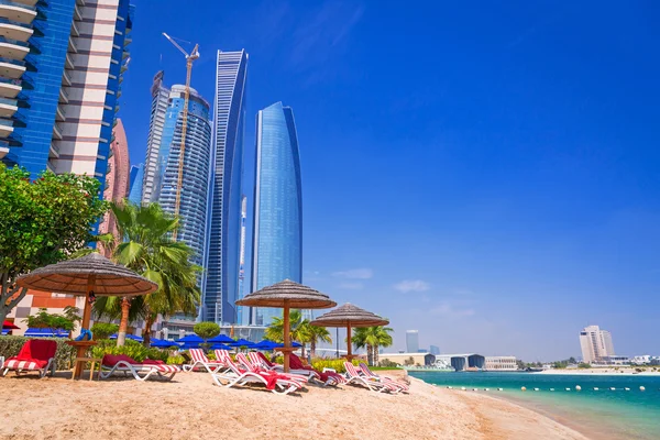 Férias na praia tropical em Abu Dhabi — Fotografia de Stock