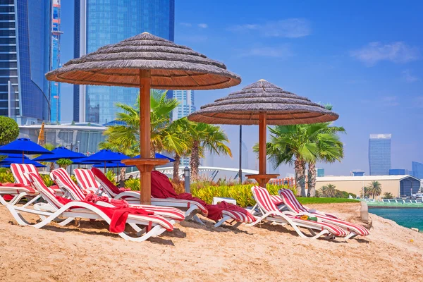 Holidays on the tropical beach in Abu Dhabi — Stock Photo, Image