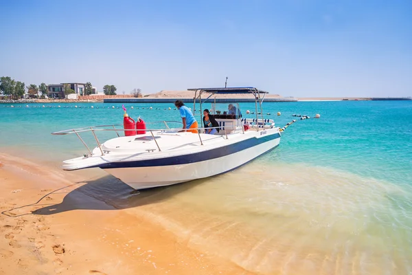 Яхта в аренду на пляже в Абу-Даби — стоковое фото