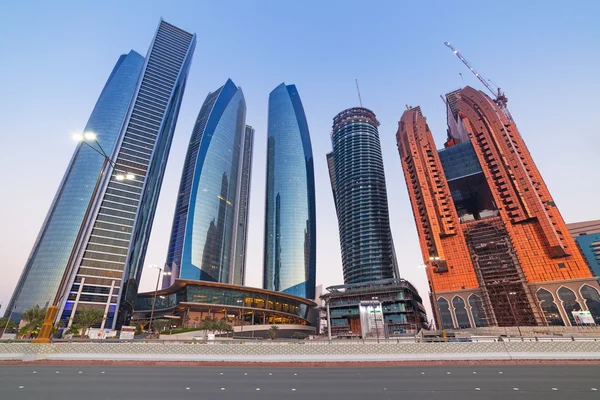 Etihad torens gebouwen in abu dhabi in de schemering — Stockfoto