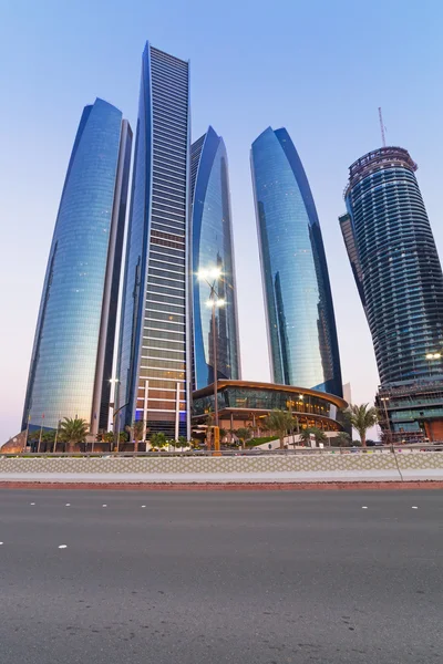 Edifícios Etihad Towers em Abu Dhabi ao entardecer — Fotografia de Stock
