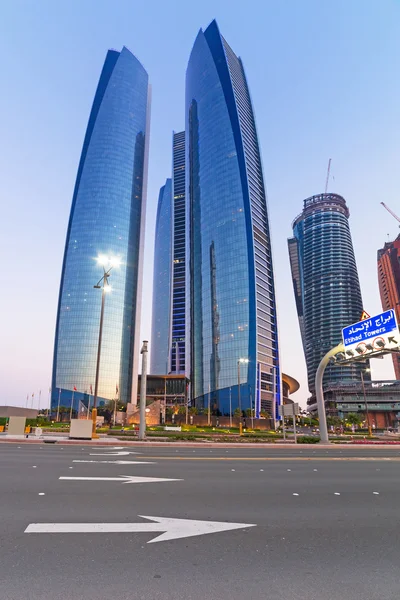 Etihad torens gebouwen in abu dhabi in de schemering — Stockfoto