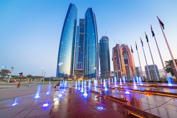 Fontes nas torres Etihad em Abu Dhabi — Fotografia de Stock