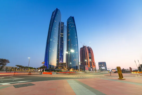 Авіакомпанії Etihad вежі будівлі в Абу-Дабі в сутінках — стокове фото