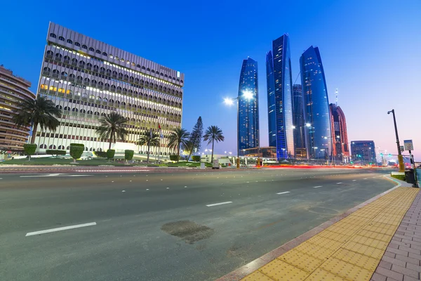 Ulice v abu dhabi v noci, Spojené arabské emiráty — Stock fotografie