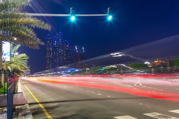Ulice v abu dhabi v noci, Spojené arabské emiráty — Stock fotografie