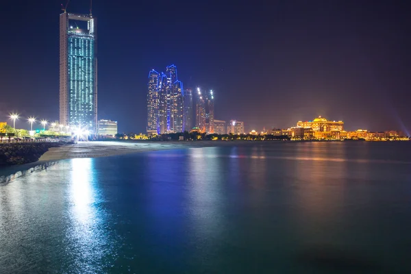 Panorama de Abu Dhabi à noite, EAU — Fotografia de Stock