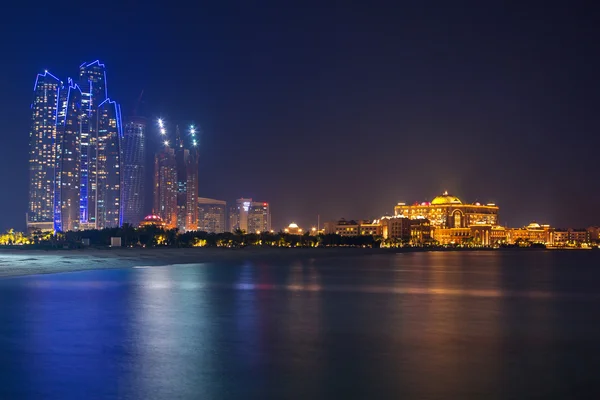 Abu Dhabi paisaje por la noche, Emiratos Árabes Unidos — Foto de Stock