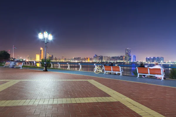 Bancs au golfe Persique à Abu Dhabi la nuit — Photo