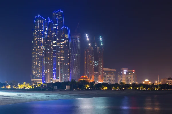 Edifícios Etihad Towers em Abu Dhabi à noite — Fotografia de Stock