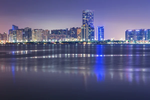 Panorama di Abu Dhabi di notte, Emirati Arabi Uniti — Foto Stock