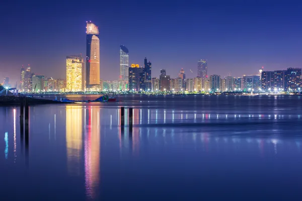 Panorama de Abu Dhabi por la noche, Emiratos Árabes Unidos — Foto de Stock