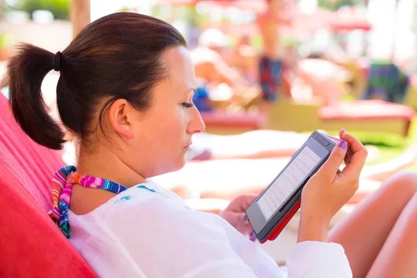 Läsa om e-bok på sommarlovet — Stockfoto