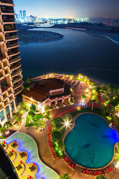 Zona de piscina tropical por la noche — Foto de Stock