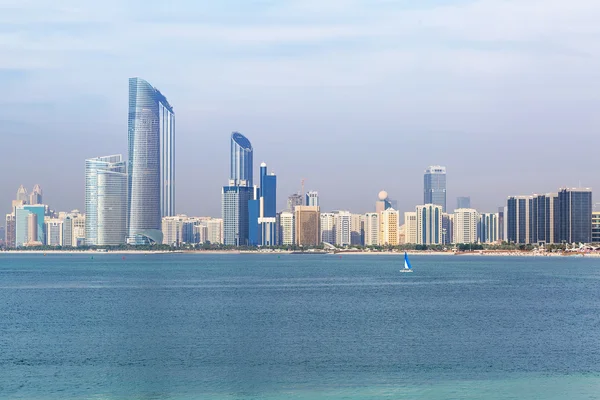 Panorama van abu dhabi, de hoofdstad van Verenigde Arabische Emiraten — Stockfoto