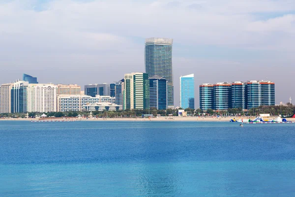 Panorama de Abu Dhabi, la capital de los Emiratos Árabes Unidos — Foto de Stock