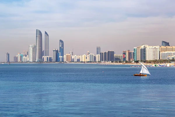 Panorama di Abu Dhabi, capitale degli Emirati Arabi Uniti — Foto Stock