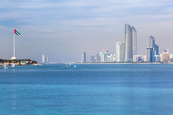 Panorama de Abu Dhabi, la capital de los Emiratos Árabes Unidos — Foto de Stock