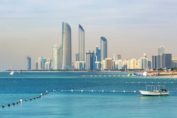 Panorama de Abu Dhabi, la capital de los Emiratos Árabes Unidos — Foto de Stock