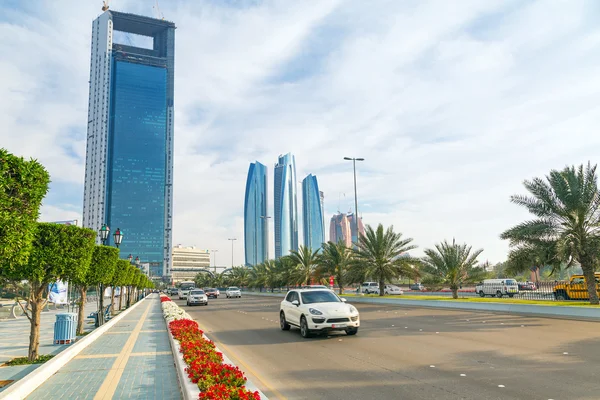 Calles de Abu Dhabi con rascacielos, Emiratos Árabes Unidos — Foto de Stock